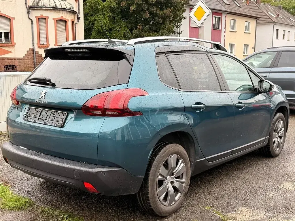 Gebraucht Peugeot 2008 Style 102 PS (75 kW) 2019 Grün SUV