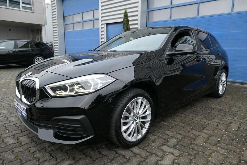 Schwarz Gebraucht 2022 BMW 120 Advantage Kleinwagen | 24.850 € (Fairer Preis) - Bild 1/4