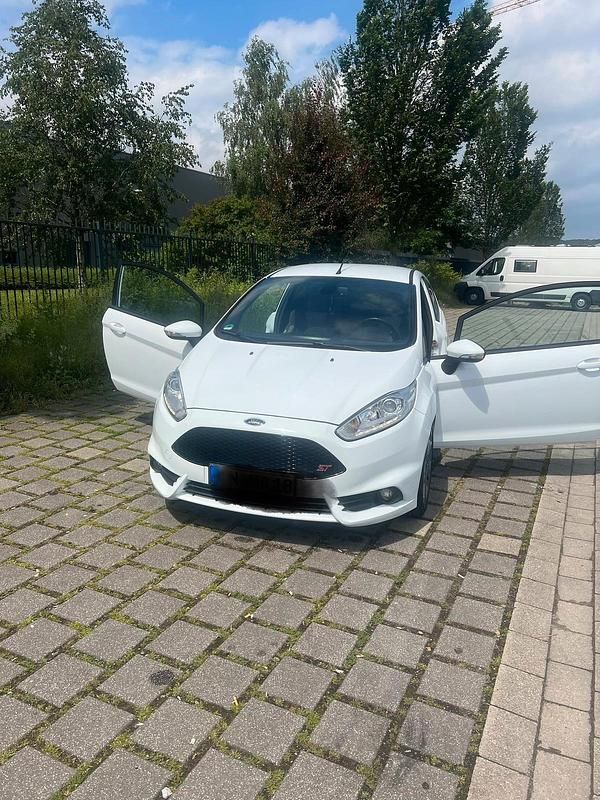 Gebraucht Ford Fiesta ST 182 PS (133 kW) 2014 Weiß Kleinwagen