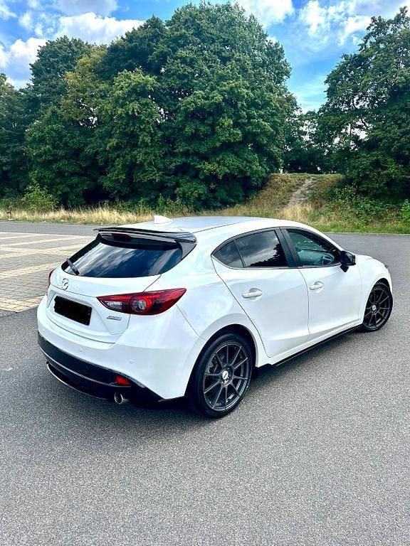 Weiß Gebraucht 2015 Mazda 3 Sports-Line Limousine | 9.600 € (Fairer Preis) - Bild 1/4