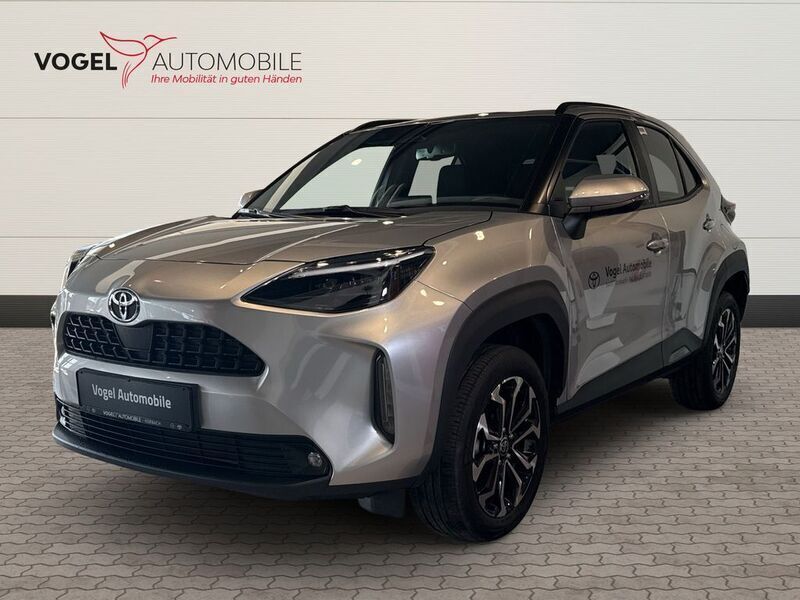 Shimmering silver me Gebraucht 2024 Toyota Yaris Cross Team SUV | 26.180 € (Superpreis) - Bild 1/4