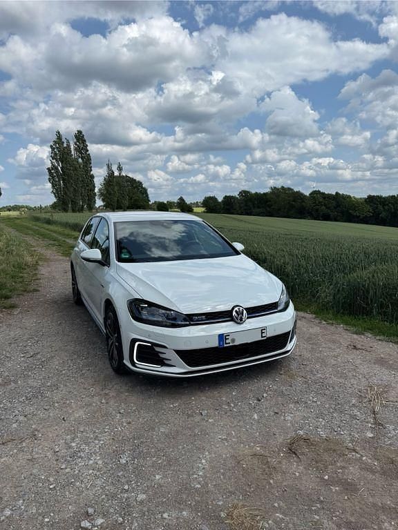 Weiß Gebraucht 2018 VW Golf VII GTE Limousine | 16.750 € (Guter Preis) - Bild 1/4