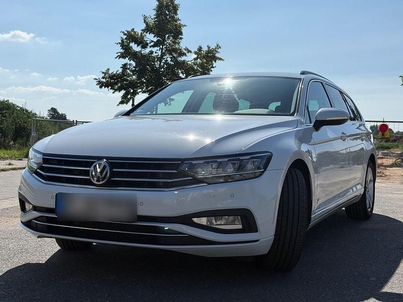 Weiß Gebraucht 2020 VW Passat Comfortline Kombi | 18.000 € (Etwas zu teuer) - Bild 1/4