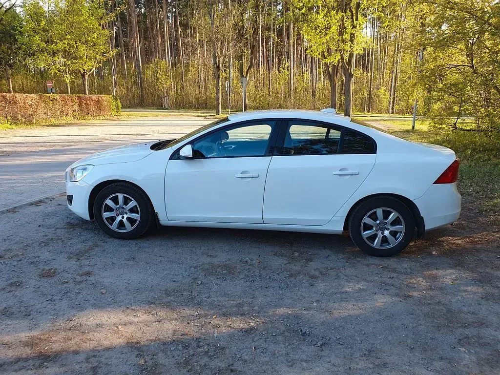 Second-hand Volvo S60 150 CP (110 kW) 2012 Alb Berlinǎ