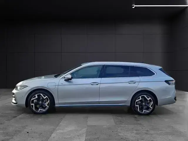 Gebraucht VW Passat R-line 177 PS (130 kW) 2025 Oyster silver metallic Kombi