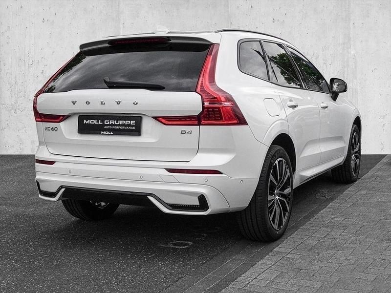 Gebraucht Volvo XC60 Plus 197 PS (144 kW) 2023 Crystal white / metallic SUV