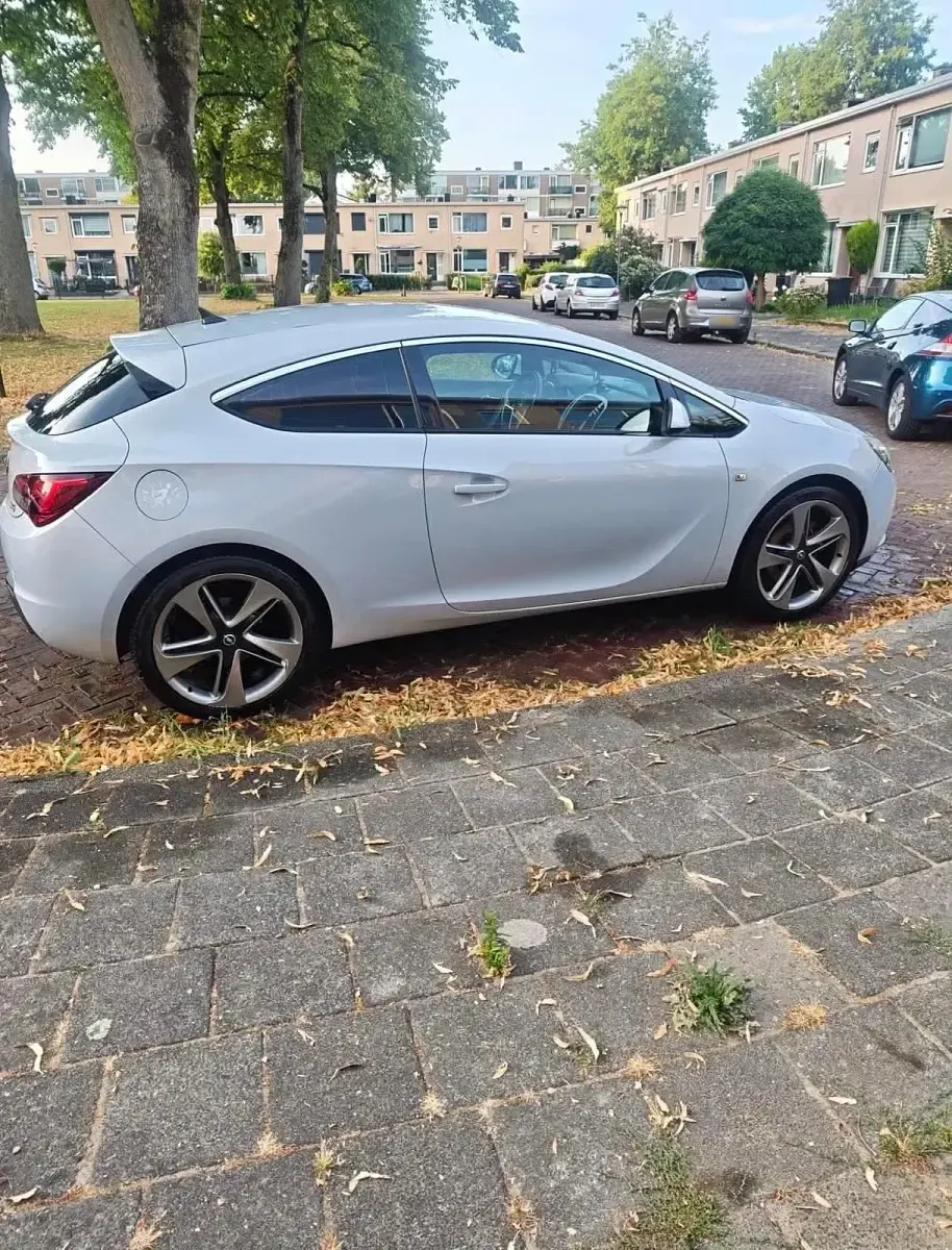 Gebraucht Opel Astra GTC 180 PS (132 kW) 2011 Silber Coupé