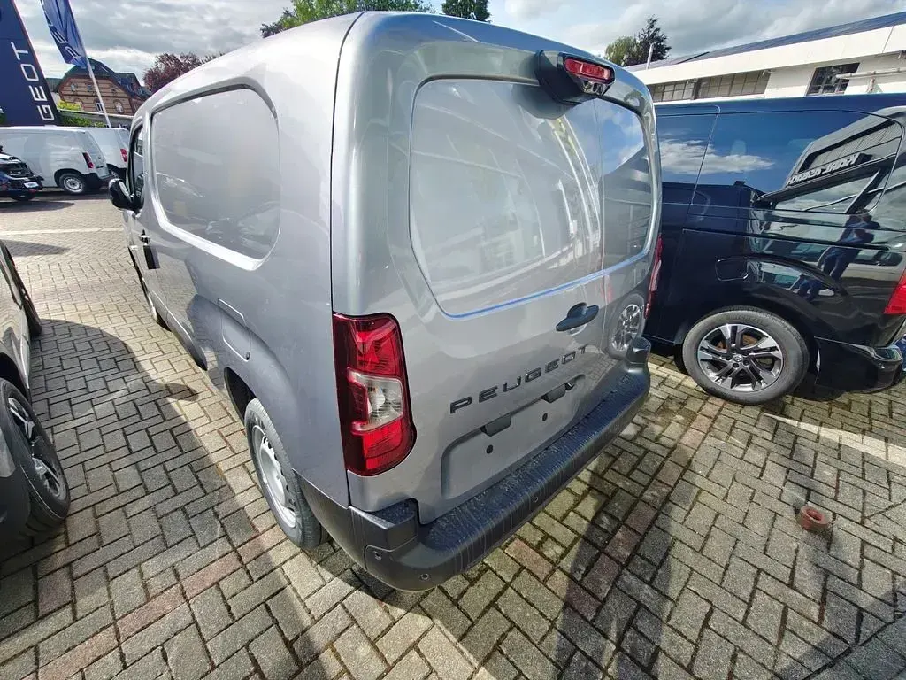 Neu Peugeot Partner 131 PS (96 kW) 2026 Silber Van / Kleinbus