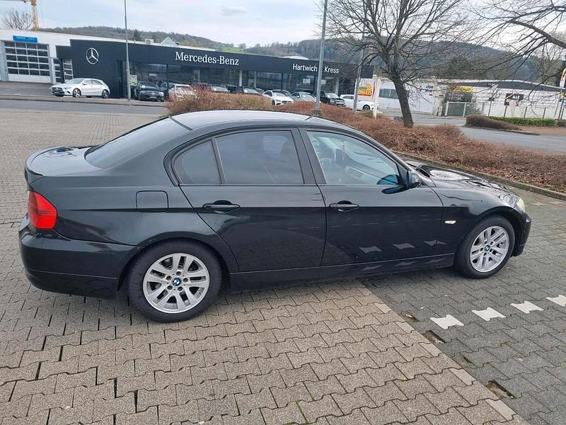 Gebraucht BMW 318 143 PS (105 kW) 2008 Schwarz Limousine