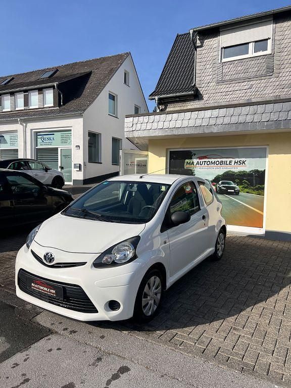 Gebraucht Toyota Aygo Basis 68 PS (50 kW) 2013 Weiß Kleinwagen