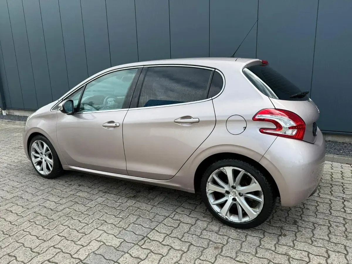 Gebraucht Peugeot 208 Allure 120 PS (88 kW) 2012 Violet Kleinwagen