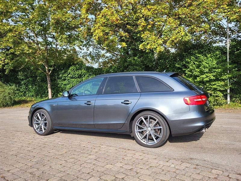 Second-hand Audi A4 Black Edition 150 CP (110 kW) 2015 Gri Break