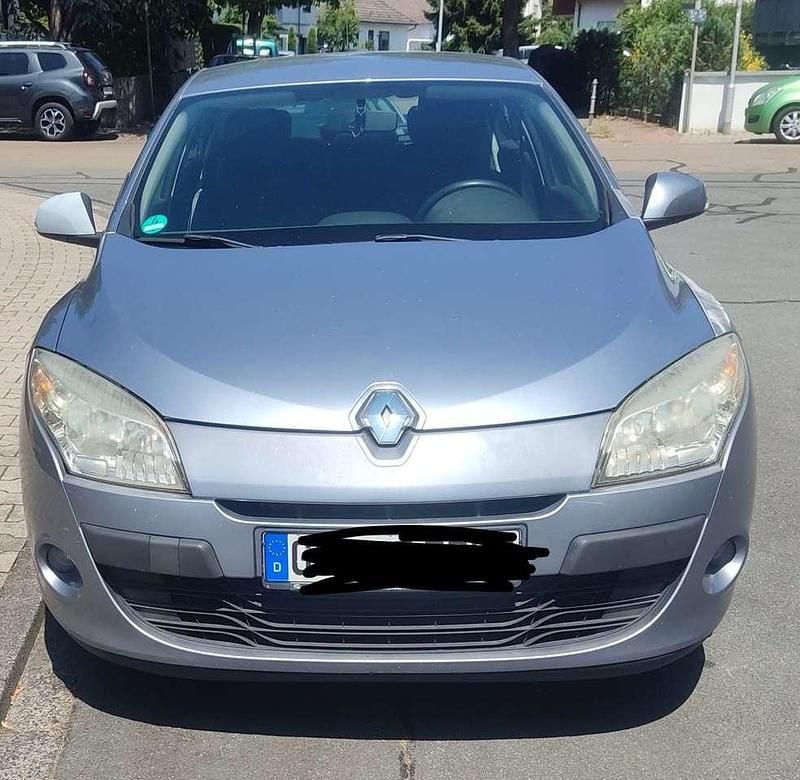 Silber Gebraucht 2010 Renault Mégane III Limousine | 2.400 € (Superpreis) - Bild 1/4