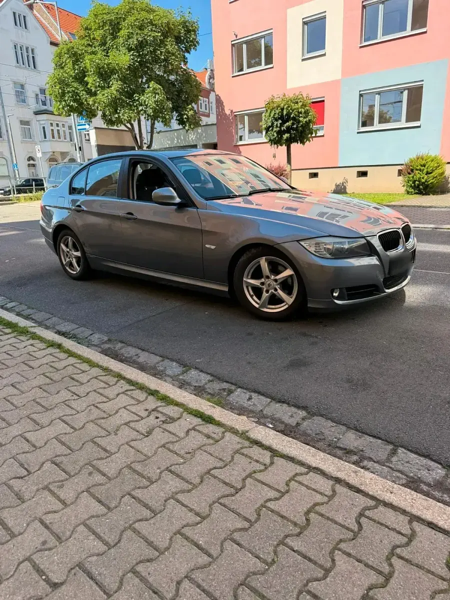 Gebraucht BMW 318 143 PS (105 kW) 2009 Grau Limousine