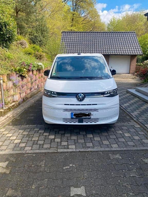 Second-hand VW Multivan Life 150 CP (110 kW) 2024 Alb Monovolum