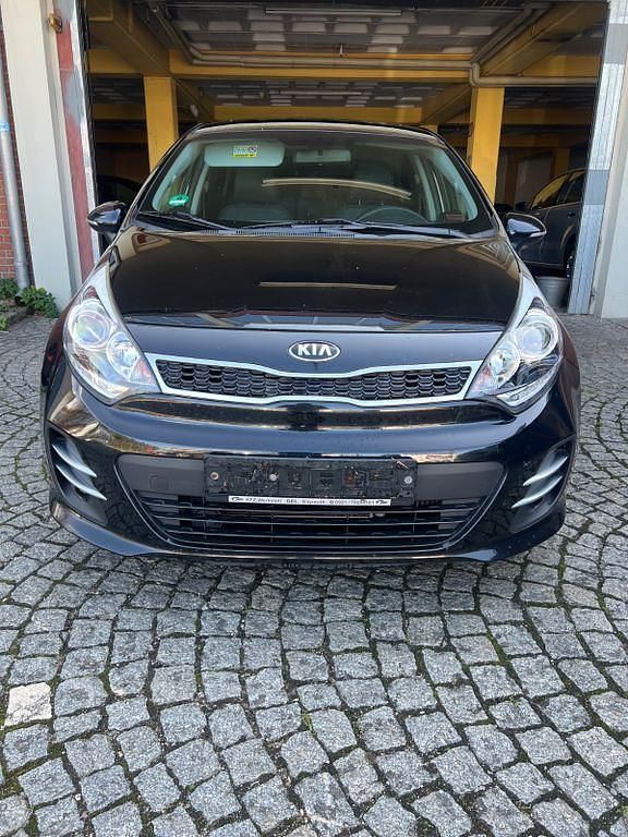Schwarz Gebraucht 2015 Kia Rio Platinum Edition Limousine | 7.699 € (Teuer) - Bild 1/4