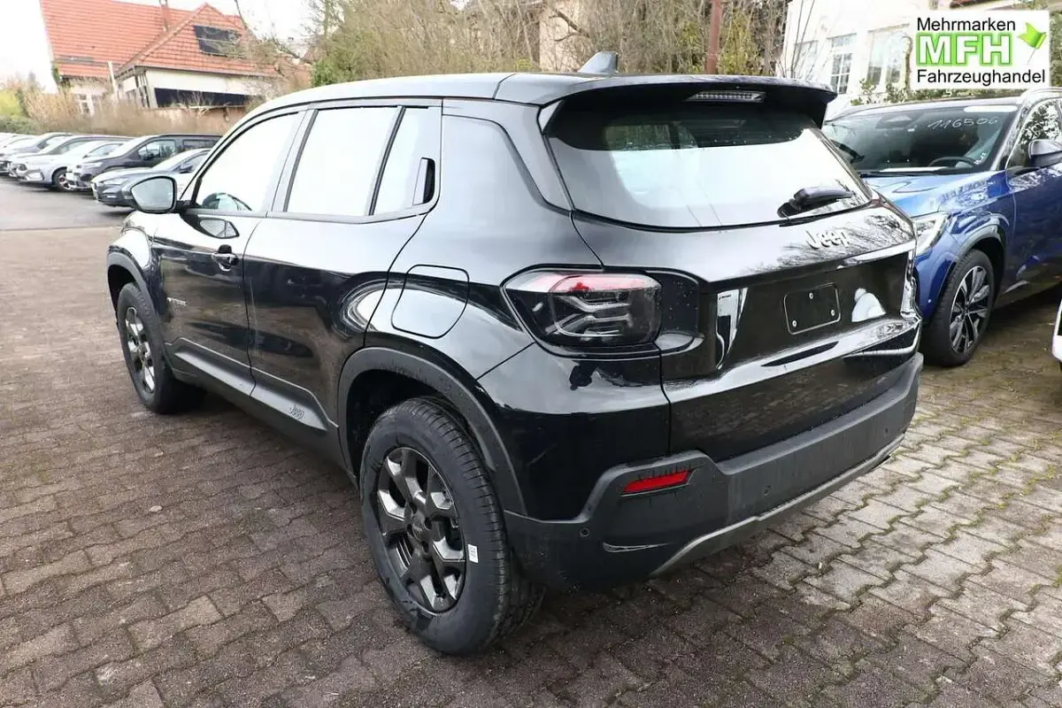 Neu Jeep Avenger Longitude 110 PS (80 kW) 2025 Volcano black SUV