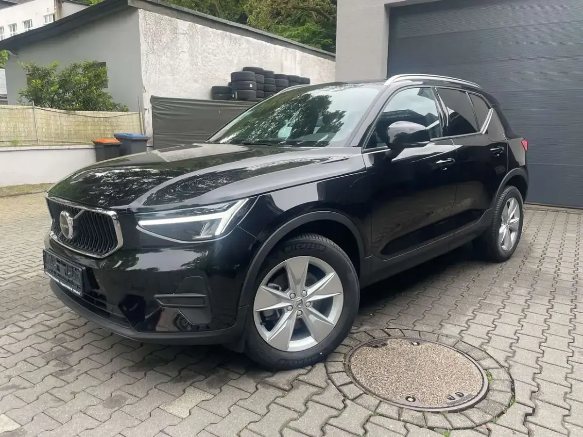 Gebraucht Volvo XC40 Core 163 PS (119 kW) 2025 Schwarz SUV