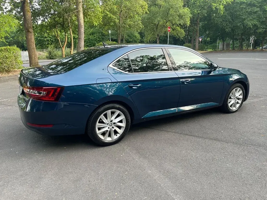 Gebraucht Skoda Superb Style 150 PS (110 kW) 2016 Blau Limousine