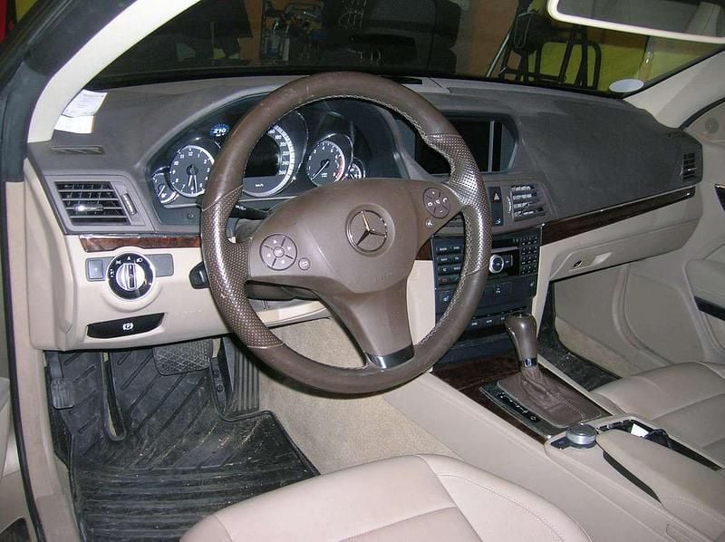 Używany Mercedes E200 Elegance 184 KM (135 kW) 2011 Beżowy Coupe
