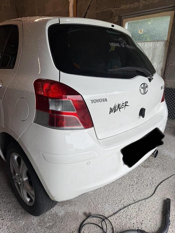 Weiß Gebraucht 2011 Toyota Yaris Kleinwagen | 4.100 € (Guter Preis) - Bild 1/4