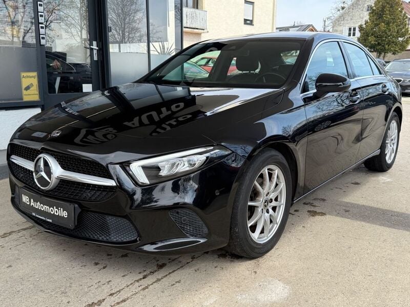 Kosmosschwarz metalliclack Gebraucht 2020 Mercedes A180 Limousine | 19.990 € (Fairer Preis) - Bild 1/4