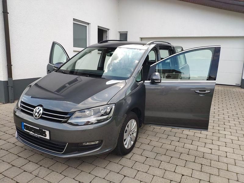 Grau Gebraucht 2021 VW Sharan Comfortline Van / Kleinbus | 28.000 € (Guter Preis) - Bild 1/4