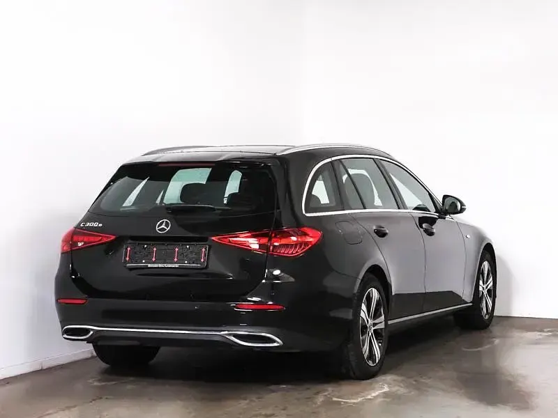 Gebraucht Mercedes C300e Avantgarde 204 PS (150 kW) 2025 Schwarz Limousine