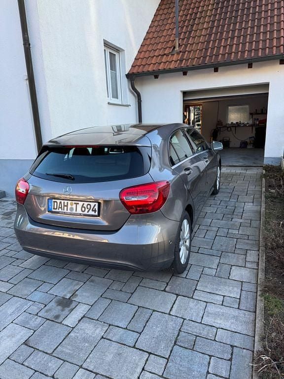Gebraucht Mercedes A180 136 PS (100 kW) 2016 Grau Limousine