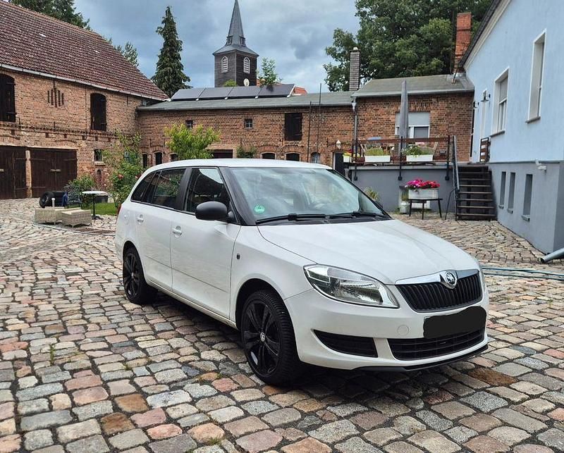 Weiß Gebraucht 2015 Skoda Fabia Best of Kombi | 7.399 € (Guter Preis) - Bild 1/4