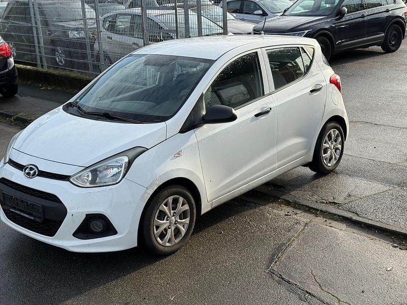Gebraucht Hyundai i10 Basis 67 PS (49 kW) 2015 Weiß Kleinwagen