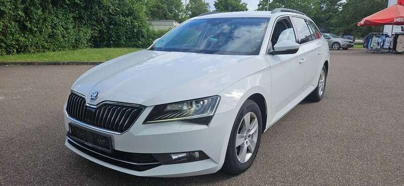 Moonweiss metallic Gebraucht 2018 Skoda Superb Ambition Kombi | 9.750 € (Superpreis) - Bild 1/4