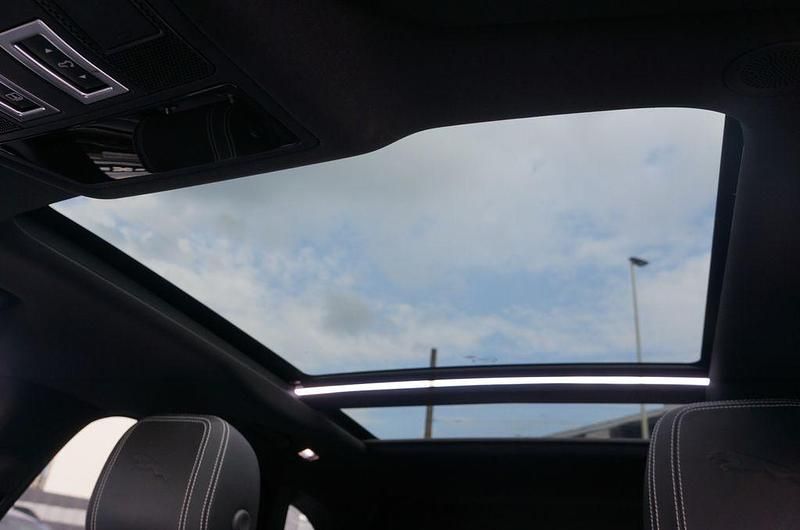 Gebraucht Jaguar F-Pace R-Dynamic 404 PS (297 kW) 2023 Santorini black (metallic) SUV