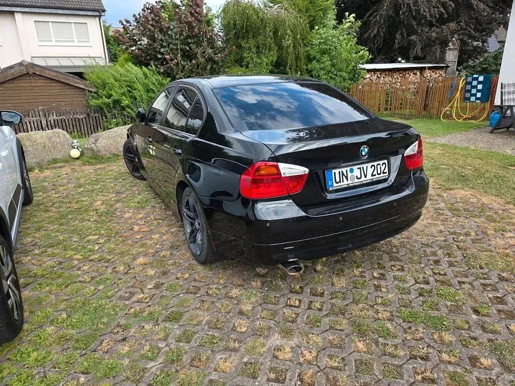Gebraucht BMW 320 177 PS (130 kW) 2007 Schwarz Limousine