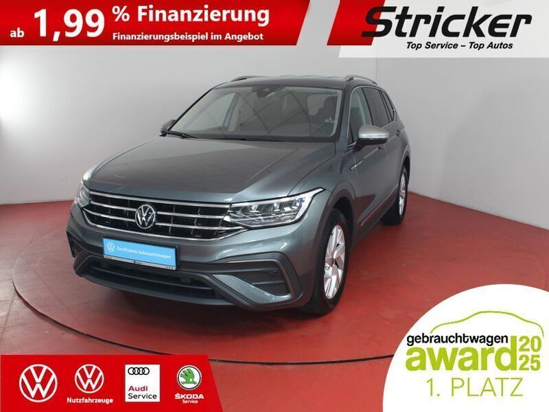 Grau (platinum grey metallic) Gebraucht 2024 VW Tiguan Allspace Life SUV | 33.949 € (Superpreis) - Bild 1/2