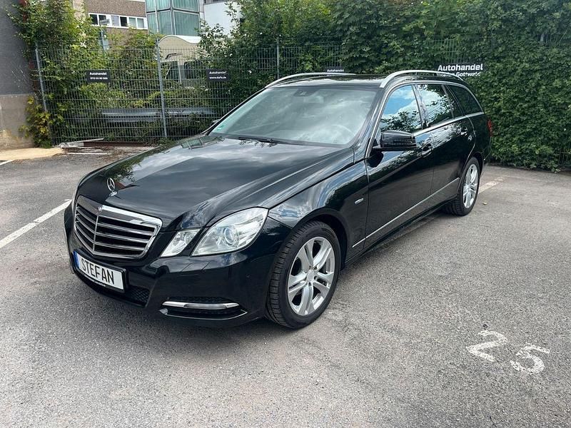 Schwarz Gebraucht 2011 Mercedes E200 Avantgarde Limousine | 9.500 € (Guter Preis) - Bild 1/4
