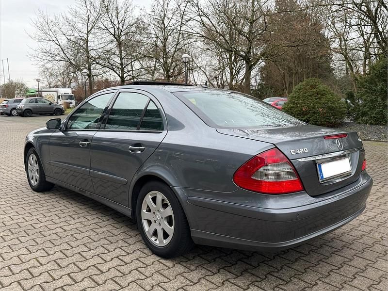 Grau Gebraucht 2007 Mercedes E320 Limousine | 2.800 € - Bild 1/4