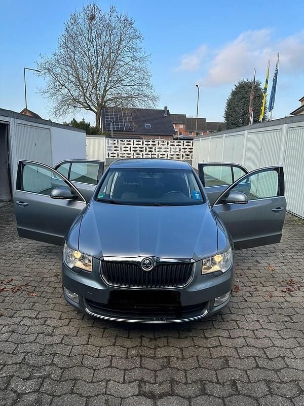 Grau Gebraucht 2009 Skoda Superb Ambition Limousine | 4.300 € (Guter Preis) - Bild 1/4