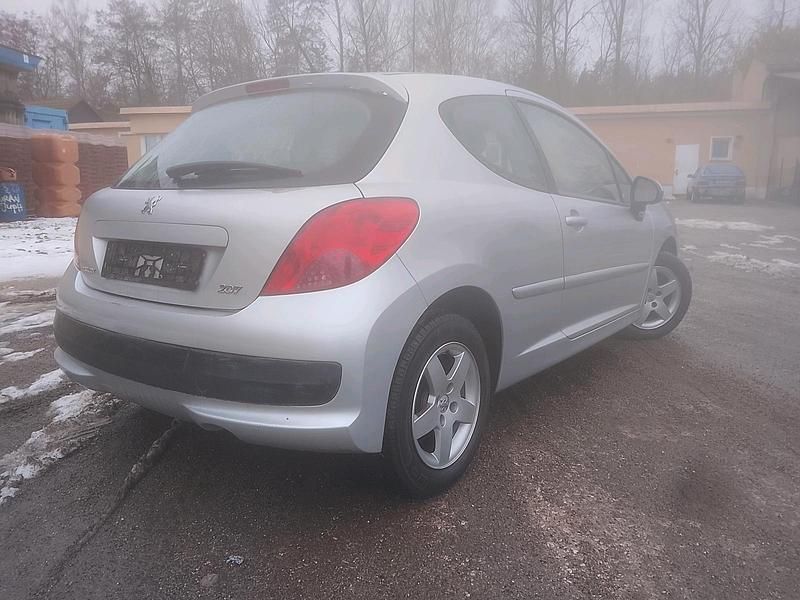 Gebraucht Peugeot 207 95 PS (69 kW) 2008 Silber Kleinwagen
