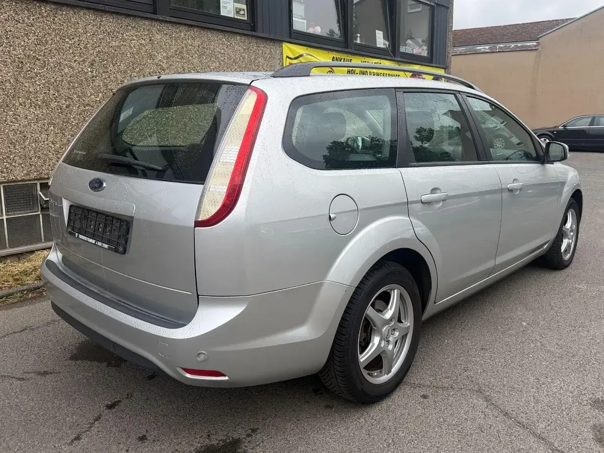 Używany Ford Focus Style 101 KM (74 kW) 2009 Srebrny Kombi