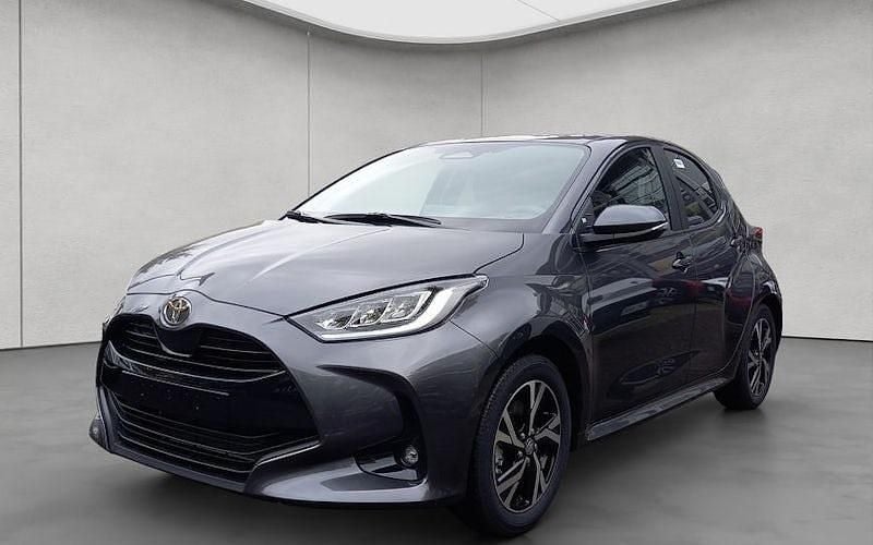 Marlingrau metallic Neu 2025 Toyota Yaris Hybrid Comfort Limousine | 25.590 € (Fairer Preis) - Bild 1/4
