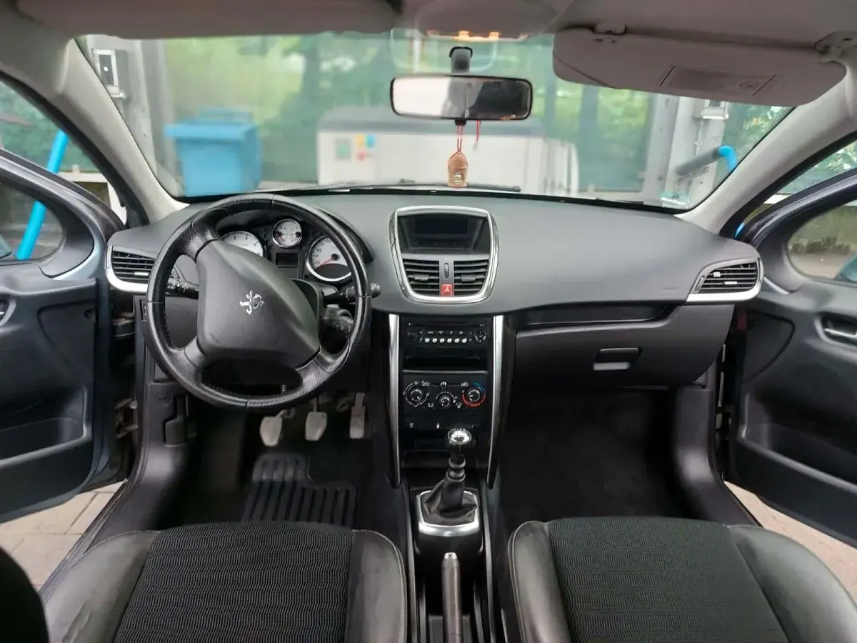 Gebraucht Peugeot 207 Premium 156 PS (114 kW) 2011 Grau Kleinwagen