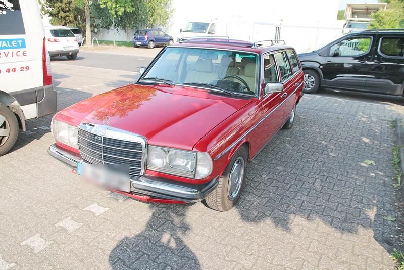 Rot Gebraucht 1981 Mercedes 240 Kombi | 7.900 € - Bild 1/4