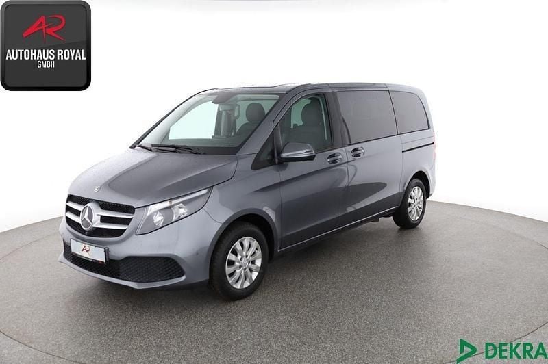 Grau Gebraucht 2021 Mercedes V220 Van / Kleinbus | 40.880 € (Guter Preis) - Bild 1/4