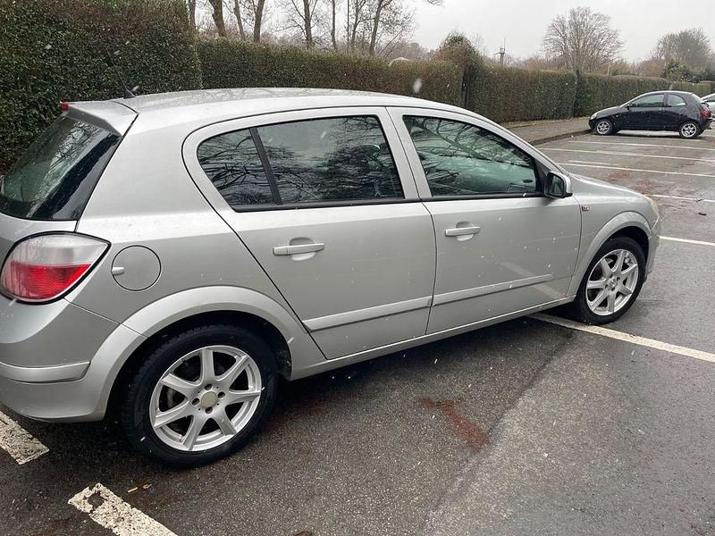 Second-hand Opel Astra 105 CP (77 kW) 2006 Argintiu Berlinǎ