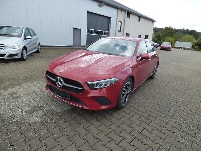 Gebraucht Mercedes A200 Advanced Plus 163 PS (119 kW) 2023 993 patagonienrot Limousine