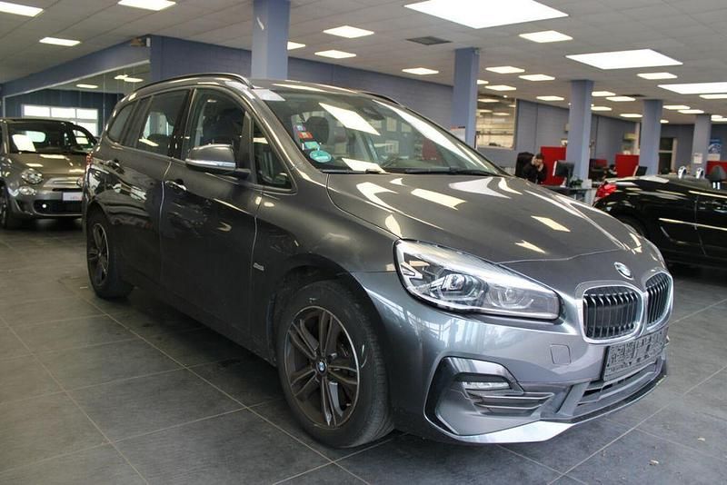 Grau Gebraucht 2018 BMW 220 Gran Tourer Sport Line Van / Kleinbus | 18.480 € (Fairer Preis) - Bild 1/4