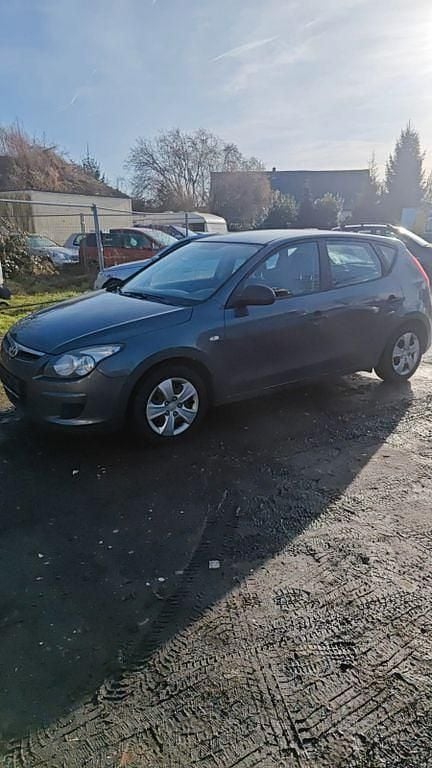 Grau Gebraucht 2009 Hyundai i30 Edition+ Limousine | 1.400 € (Superpreis) - Bild 1/4