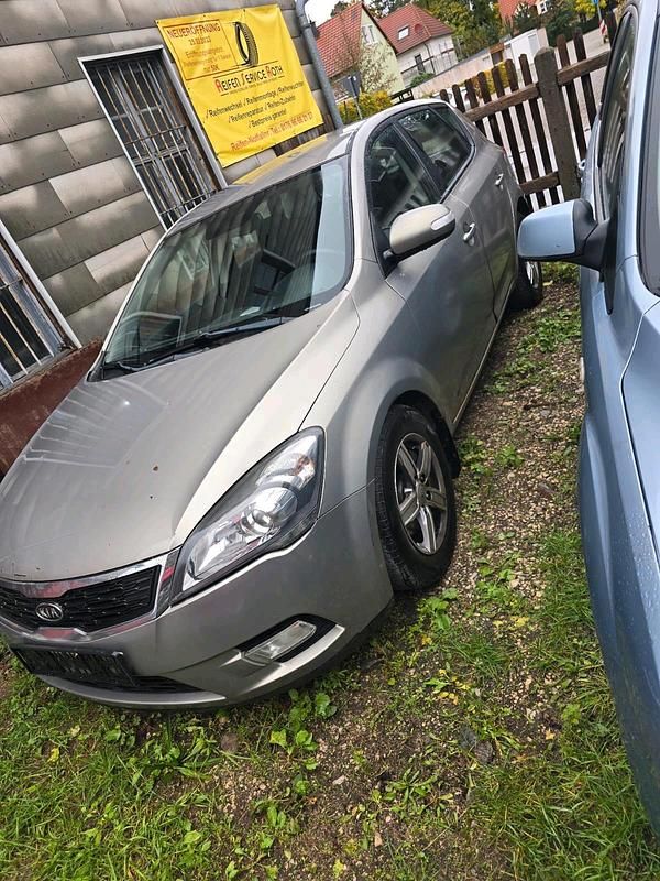 Gebraucht 2010 Kia Ceed 2 Kombi | 1.800 € - Bild 1/4
