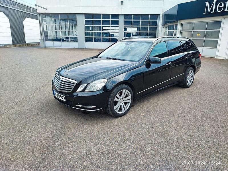 Schwarz Gebraucht 2012 Mercedes E220 Elegance Limousine | 11.500 € (Fairer Preis) - Bild 1/4